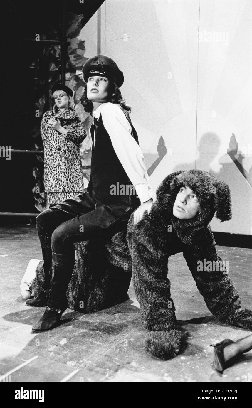 l-r: (Hinten) Emma Relph, Kate McKenzie, Max Gold im HUND UNTER DER HAUT von W.H. Auden & Christopher Isherwood im New Half Moon Theatre, London E1 19/11/1981 Bühnenbild: Philip Myall Kostüme: Philip Myall & Jackie Hancher Beleuchtung: Neil Cooper Regie: Julian Sands Stockfoto