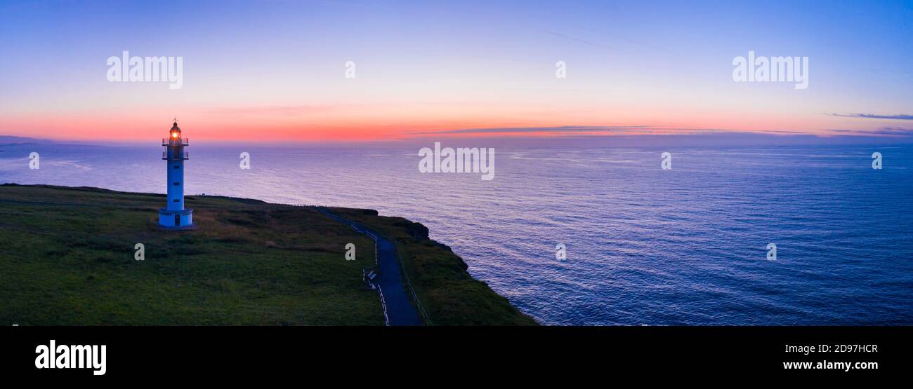 Luftbild, Ajo Lighthouse, Ajo, Gemeinde Bareyo, Kantabrien, Kantabrianisches Meer, Spanien, Europa Stockfoto