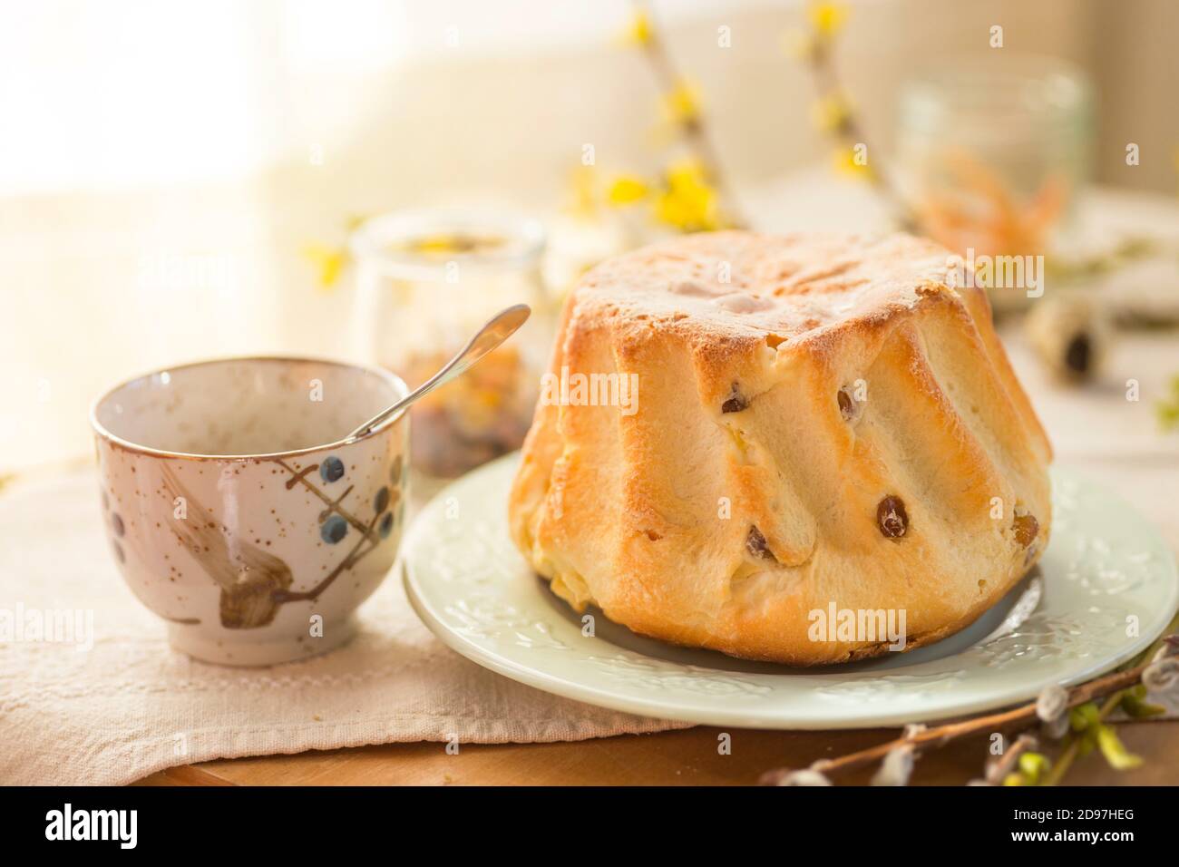 Polnische Ostern Babka Hefekuchen. Glasur traditionelle baba Rosinen Brot Stockfoto