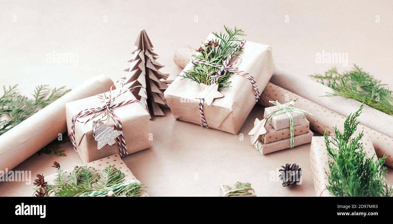 Weihnachten Null Abfall Konzept. Einige gemütliche Geschenke in Bastelpapier verpackt. Öko weihnachtsbanner Stockfoto