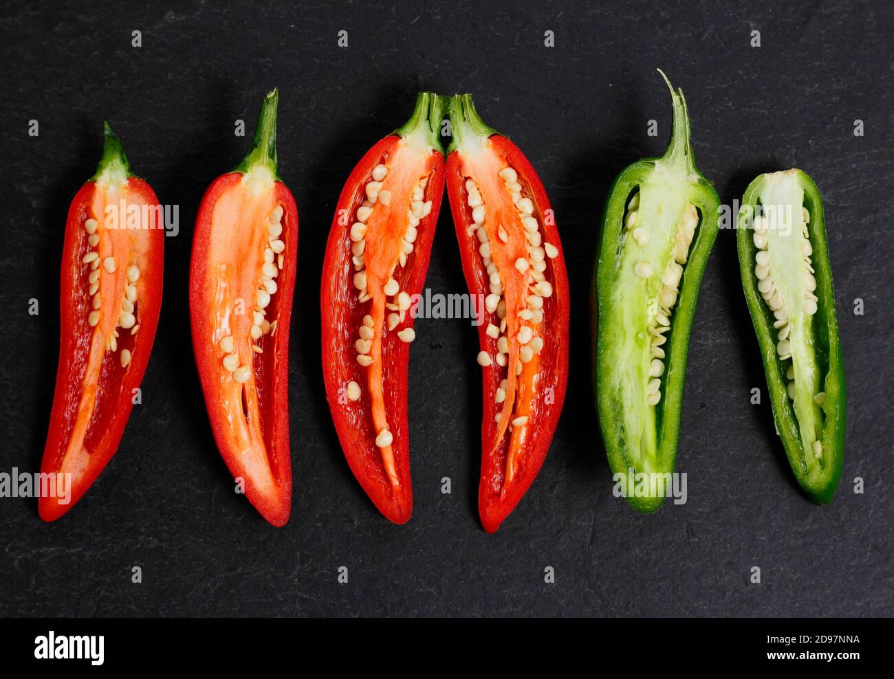 Homegrown jalapeno Chilischoten aufgeschnitten, um Samen zu offenbaren. VEREINIGTES KÖNIGREICH Stockfoto