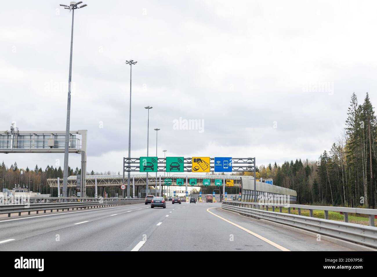 Mautstraße oder Mautstraße auf der Autobahn mit kontrollierter Zufahrt. Erzwungenes Stau-Konzept. Zahlstelle für die Mautstraße. Mautpflichtiger Highway. Zahlungsort Stockfoto