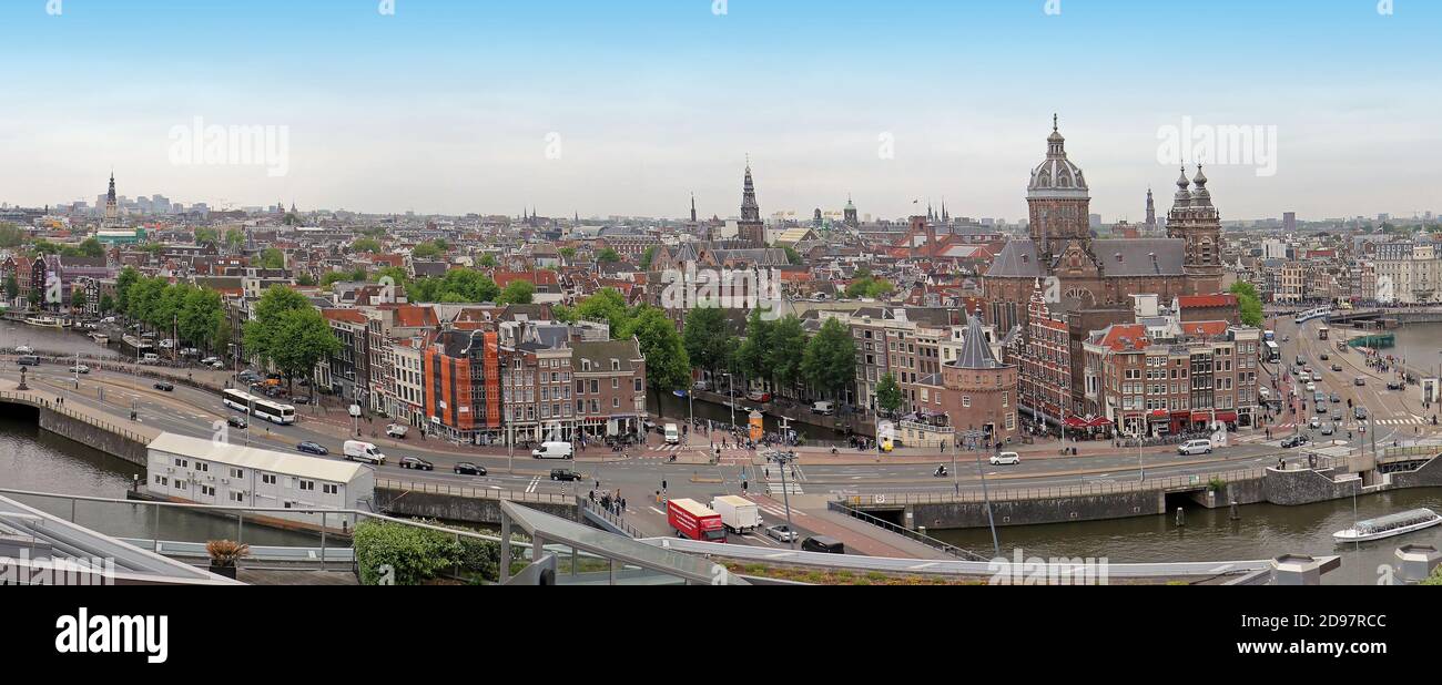 Amsterdam, Niederlande - 18. Mai 2018: Panorama-Stadtbild der Amsterdamer Innenstadt mit Kanalsystem und engen Häusern mit Wahrzeichen Gebäuden, beschäftigt Stockfoto