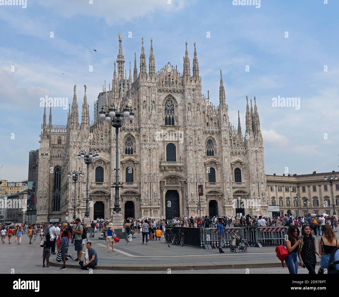 Mailand, Italien - 15. Juni 2019: Große Menge von Touristen, die vor dem Mailänder Dom stehen, warten darauf, in das berühmte Wahrzeichen zu kommen und zu bewundern Stockfoto