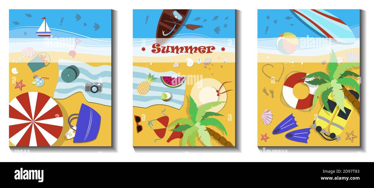 Eine Reihe von drei Illustrationen zum Strandurlaub. Flat Vector, Draufsicht auf den Strand mit dem Meer, Sonnenschirme, Sonnenliegen, Surfen und andere Sommer-Accessoires für Meer-Abenteuer. Sommerplakate, für Werbung, Flyer, Banner. Stock Vektor