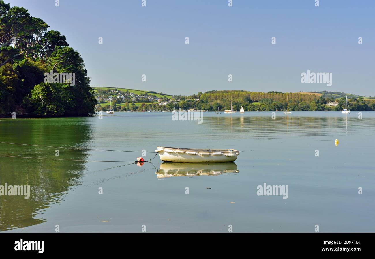 Boote liegen auf dem Fluss Dart am Galmpton Creek. Stockfoto