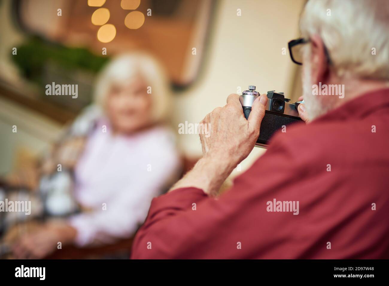 Zugeschnittenes Foto eines älteren Mannes, der Foto seiner Frau in der Nähe ihres Wohnwagens macht. Lifestyle-Konzept Stockfoto