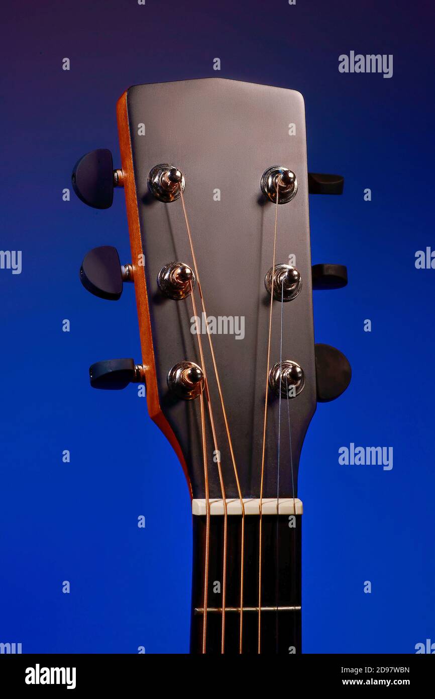 Akustischer Gitarrenhals mit Saiten Nahaufnahme. Musikalischer Hintergrund für Nachhilfe und das Erlernen der Gitarre zu spielen. Modell Stockfoto