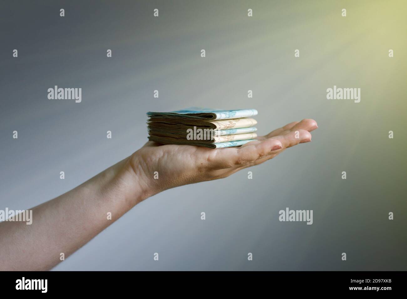 Hände, die brasilianischen Real Noten, Geld aus Brasilien, Noten von Real, Brasilien BRL Banknote, die brasilianische Währung, Wirtschaft und Unternehmen. Stockfoto