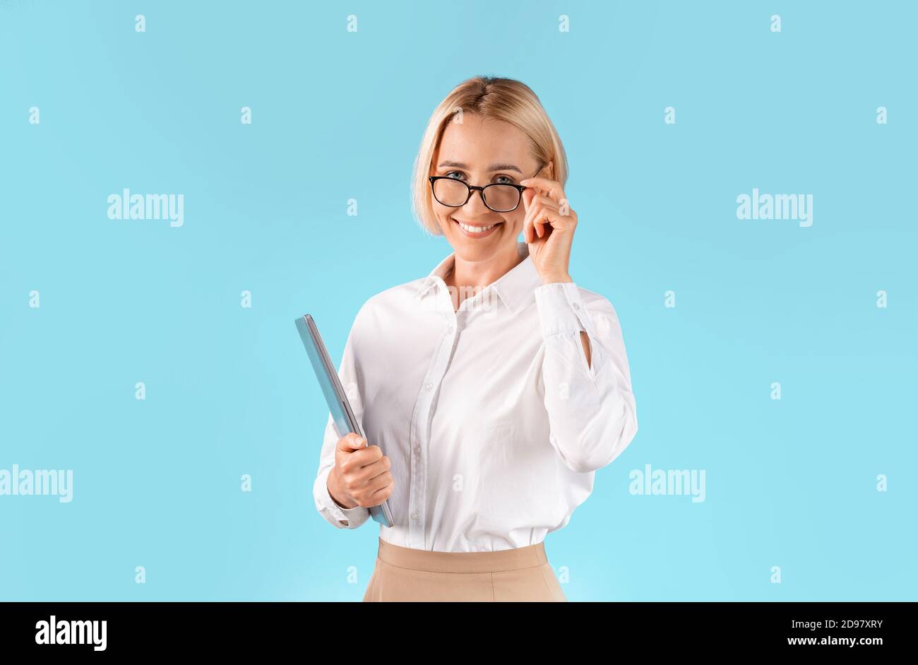 Porträt von glücklichen weiblichen CEO mit Tablet-Computer und lächeln Über blauem Studiohintergrund Stockfoto