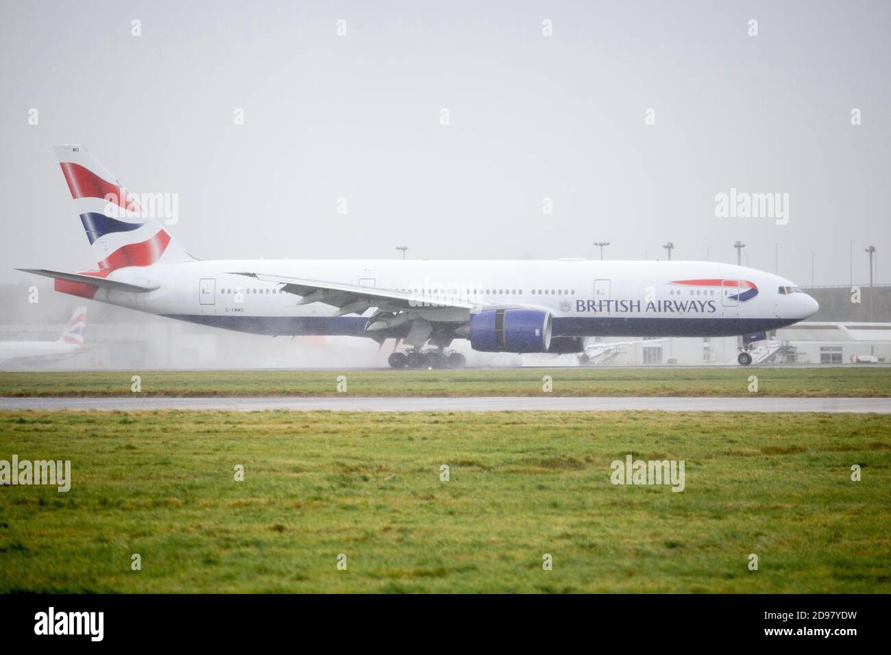 Eine British Airways 777-200 kommt von Kuala Lumpur mit einem Frachtbetrieb am Flughafen Glasgow an. Stockfoto