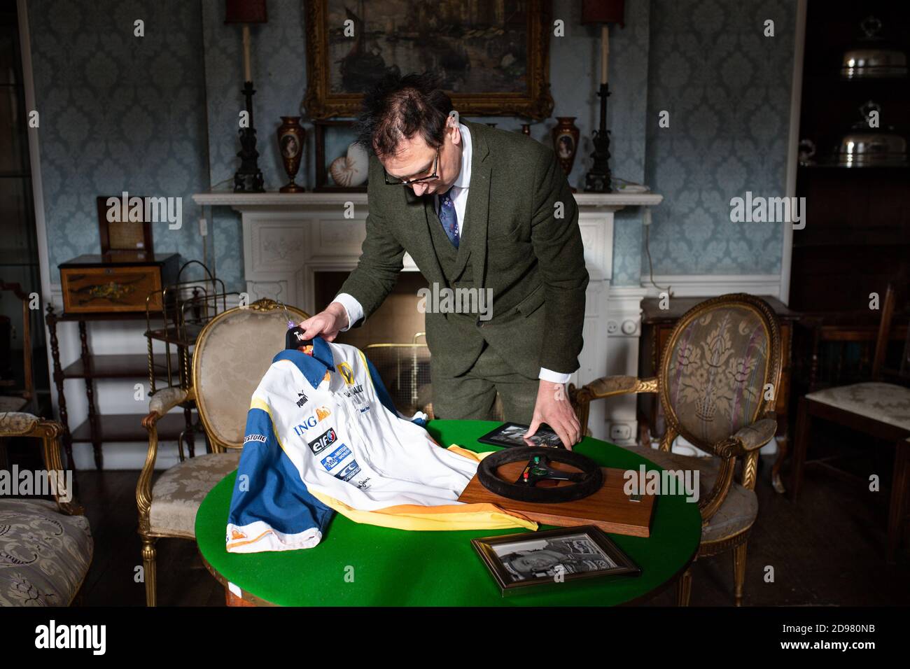 Senior Auktionator Rik Alexander mit einem Lenkrad von F1-Legende Aryton Senna verwendet, die zur Versteigerung kommt. Das Rad wurde Robert Preece aus den Midlands geschenkt, der seit Mitte der 80er Jahre mehr als 20 Jahre in der F1 arbeitete. Stockfoto