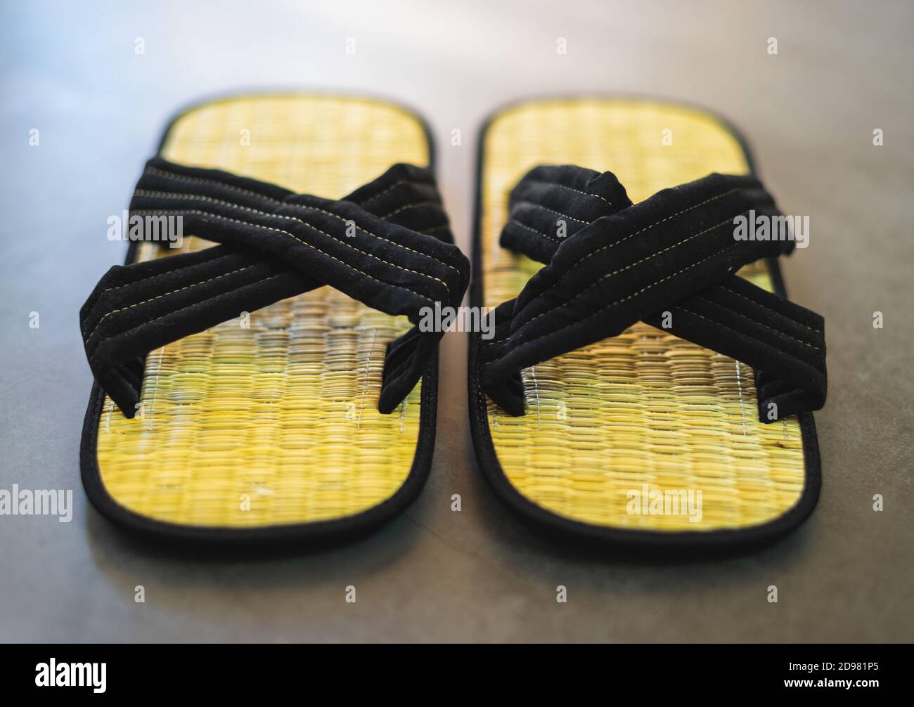 Zwei traditionelle Zori Schuhe aus japan. Vorderansicht der Bambus-Sandalen  Stockfotografie - Alamy