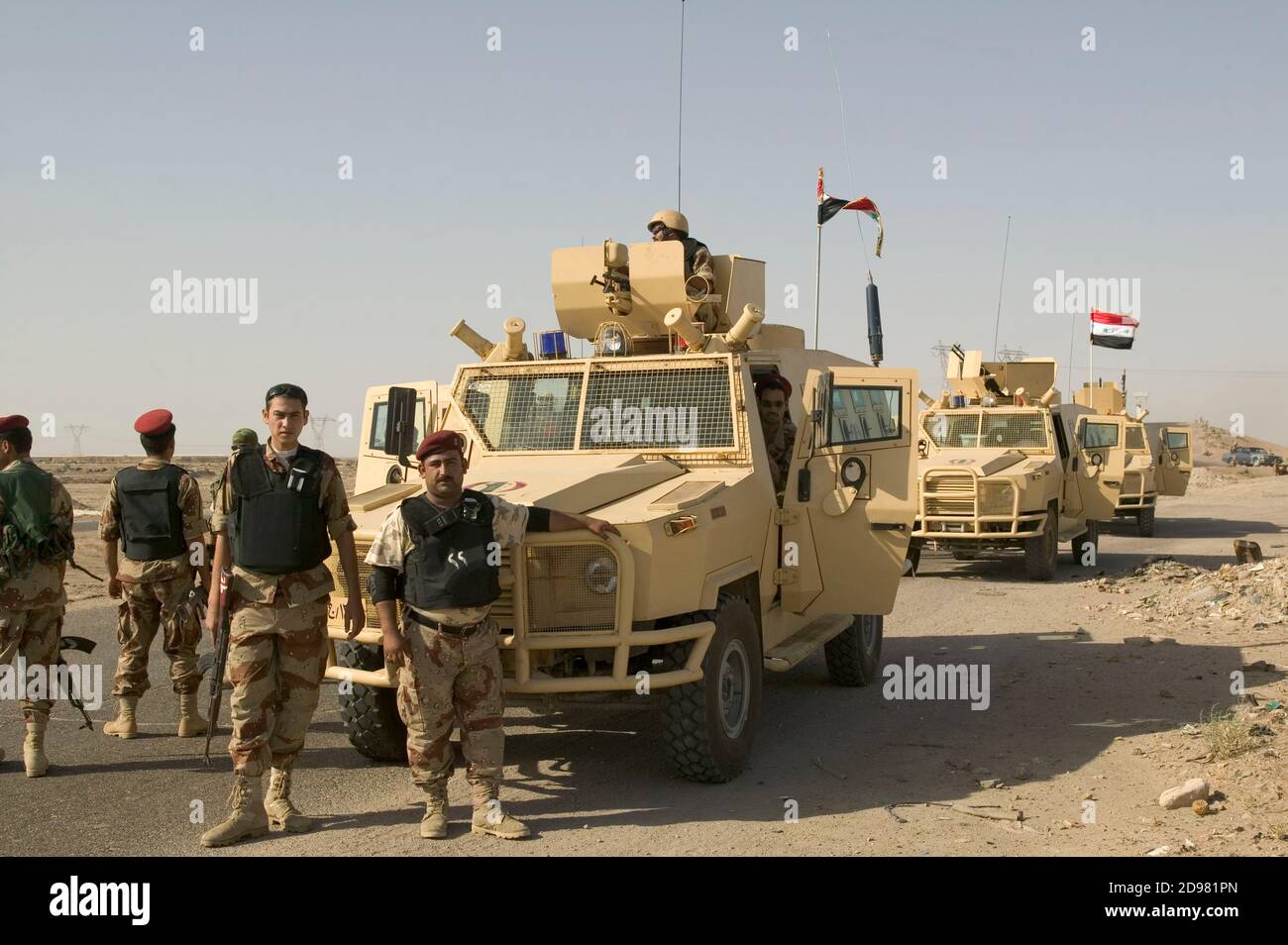 Mitglieder der irakischen Nationalgaurde patrouillieren auf den Straßen in der Nähe von Basra. Im Südlichen Irak. Stockfoto