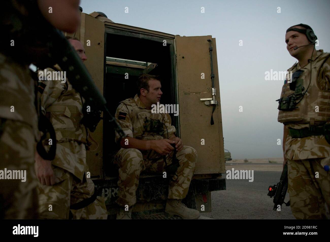 Britische Streitkräfte im Irak. Mitglieder des 1. Bataillons Devonshire und der Dorset Light Infantry auf Patrouille in der Nähe von Basra, Südirak. Stockfoto