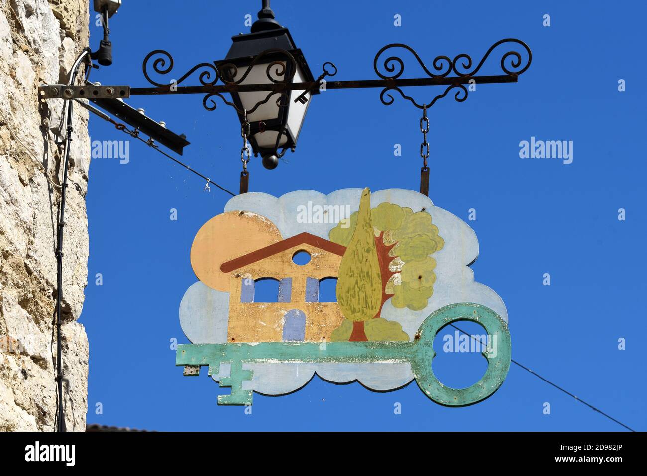 Hängendes Zeichen Werbung Immobilienagentur oder Immobilienmakler Zeichen Frankreich. Rustikales Haus & Schlüssel Stockfoto