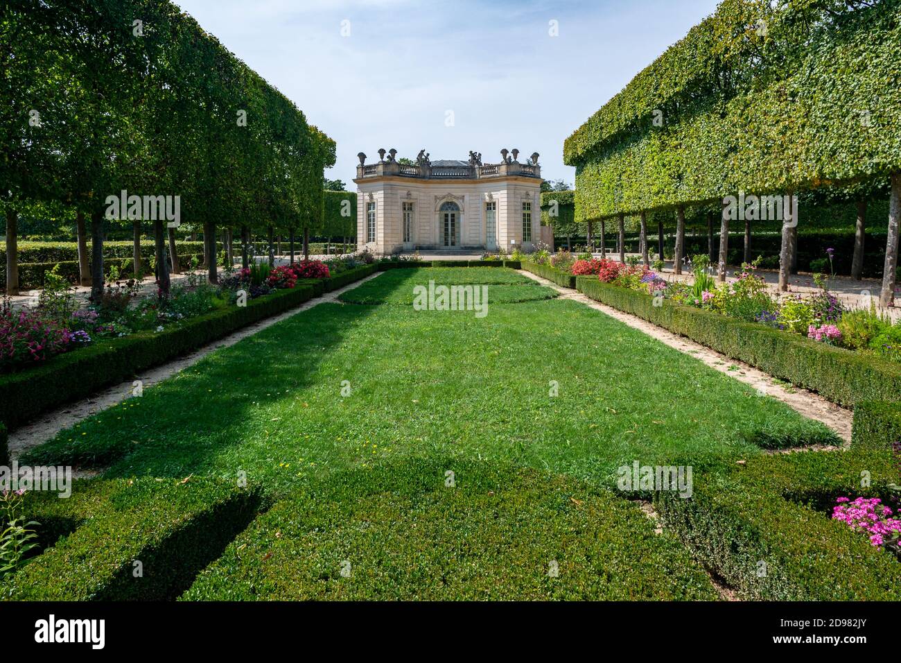 Versailles, Frankreich - 28. August 2019 : der französische Pavillon und der französische Garten im Petit Trianon im Marie-Antoinette-Anwesen. Stockfoto