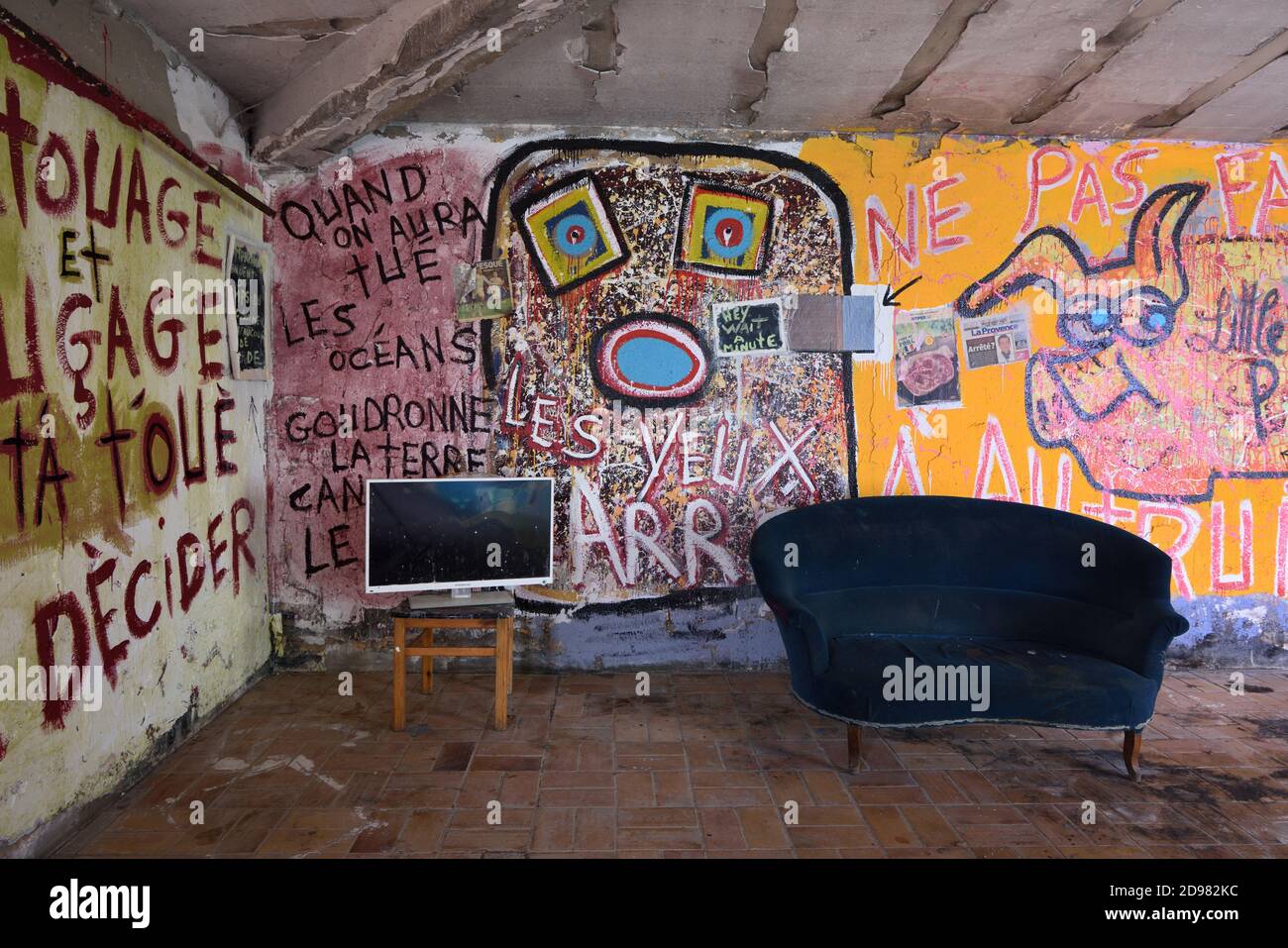 Verlassene Graffiti-überdachte Hausinnenräume oder Wohnzimmer mit altem Sofa und Fernseher oder Urbex Scene France Stockfoto