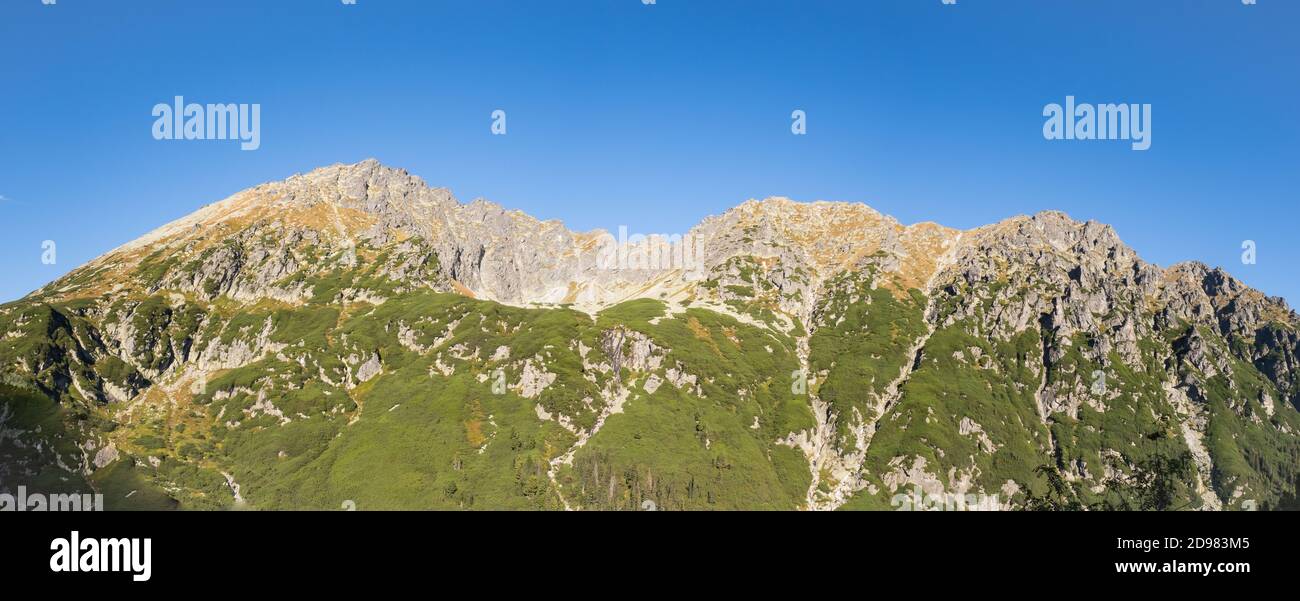 Panorama der felsigen Bergkette Granaty und Krzyzne Pass in fünf polnischen Teichen Tal in Tatra, Polen. Stockfoto