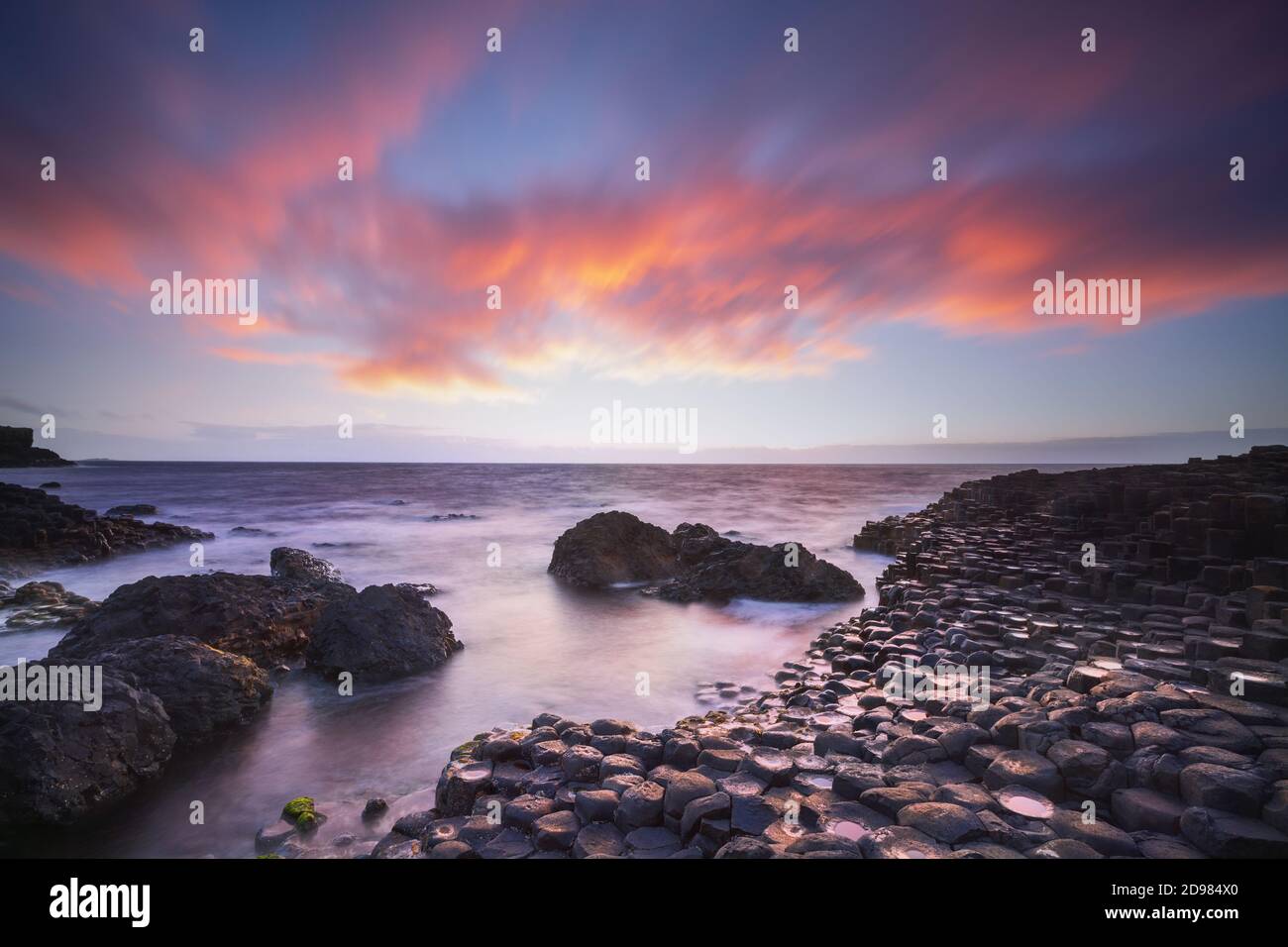 Sonnenuntergang über Basalt Säulen Giant es Causeway, County Antrim, Nordirland Stockfoto