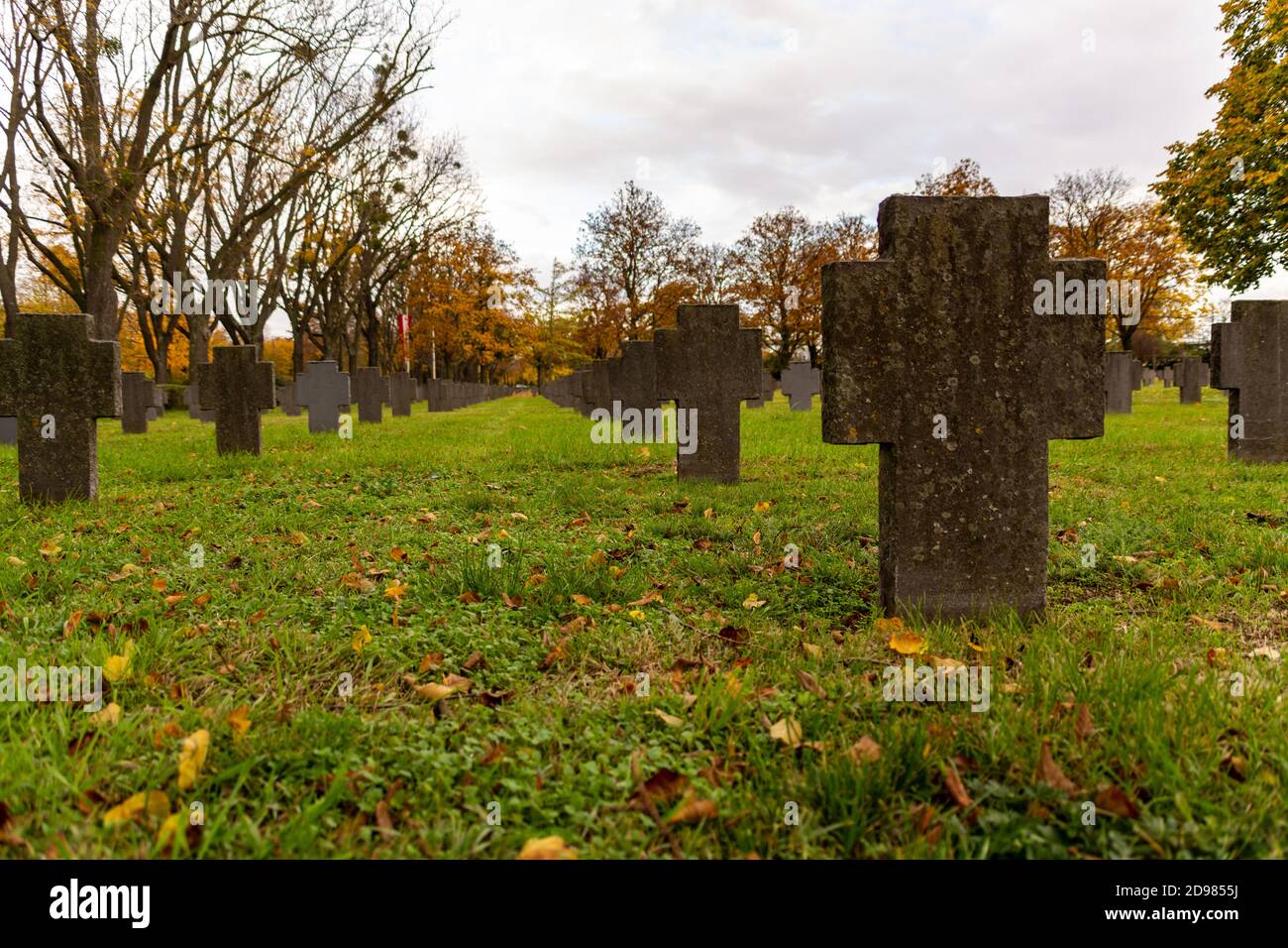 Deutscher Militärfriedhof am Wiener Zentralfriedhof an einem bewölkten Novembertag. Mehr als 7.000 deutsche Soldaten werden hier überzogen. Stockfoto