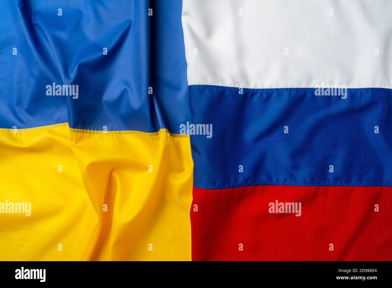Die Flaggen Russlands und der Ukraine falteten sich zusammen Stockfoto