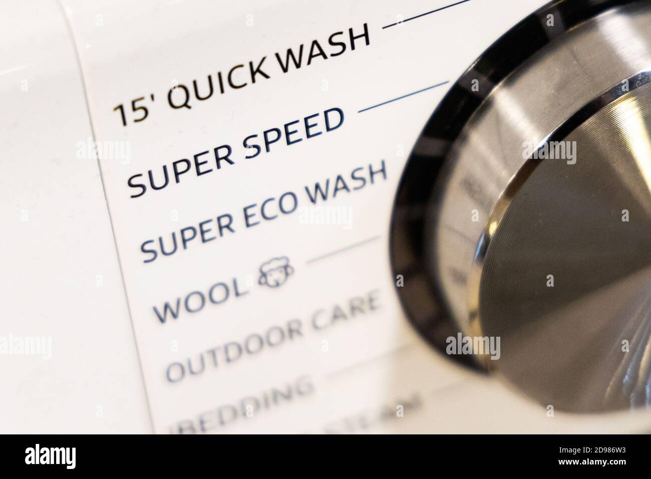 Nahaufnahme bei der Schnellwaschfunktion oder der Schnellwaschfunktion der Waschmaschine Stockfoto