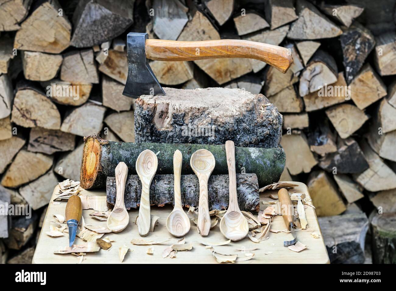 Löffel Carvers Werkzeuge und handgeschnitzte Löffel, UK Stockfoto