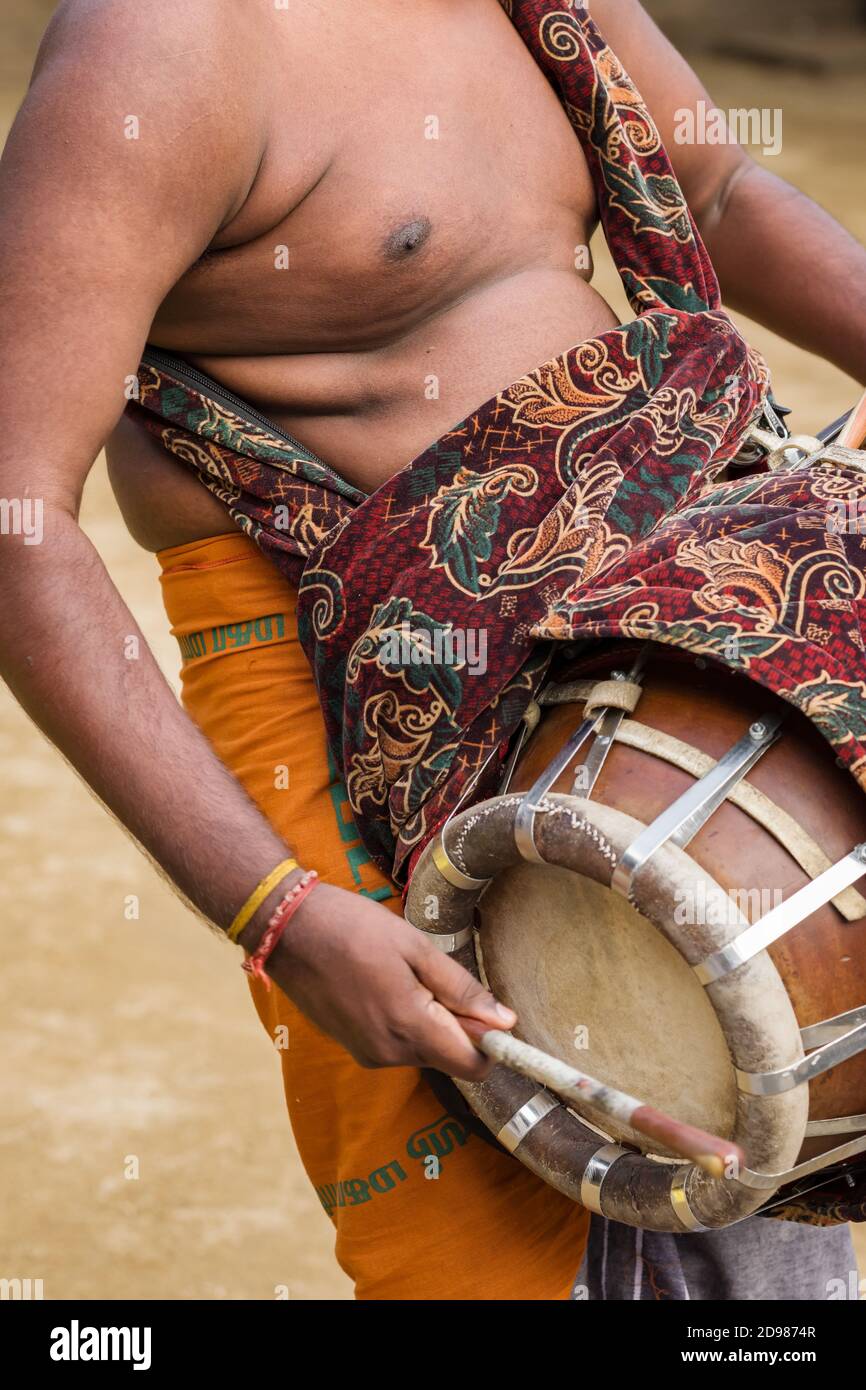 Indischer Mann, der während des Tempelfestes in Kerala Trommel spielt Stockfoto