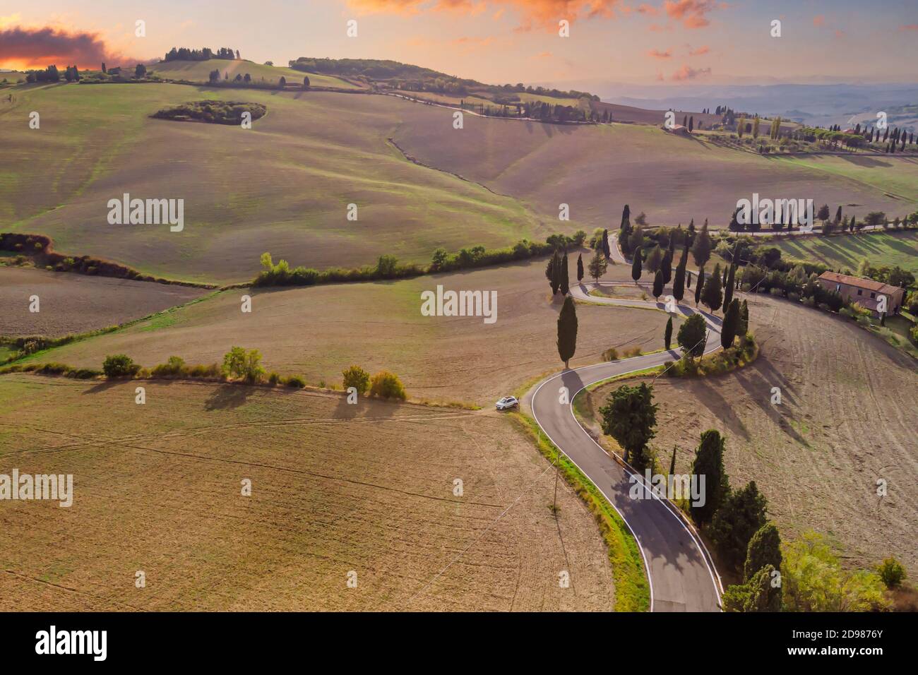 Toskanische Landschaft mit malerischem Himmel und sanften Hügeln. Weitwinkelansicht. Stockfoto