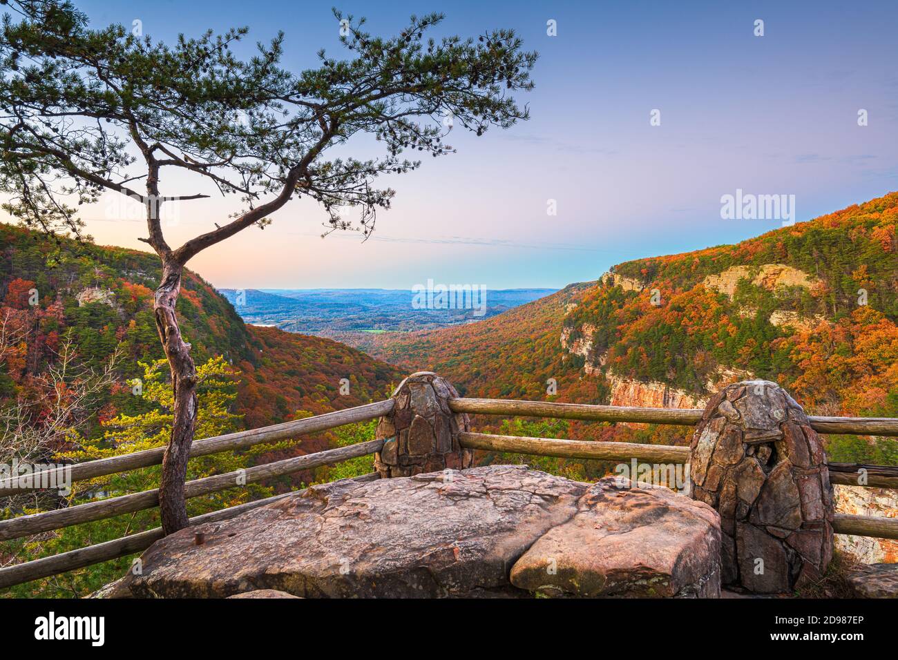 Cloudland Canyon, Georgia, USA Aussichtspunkt in Herbstlandschaft bei Dämmerung. Stockfoto