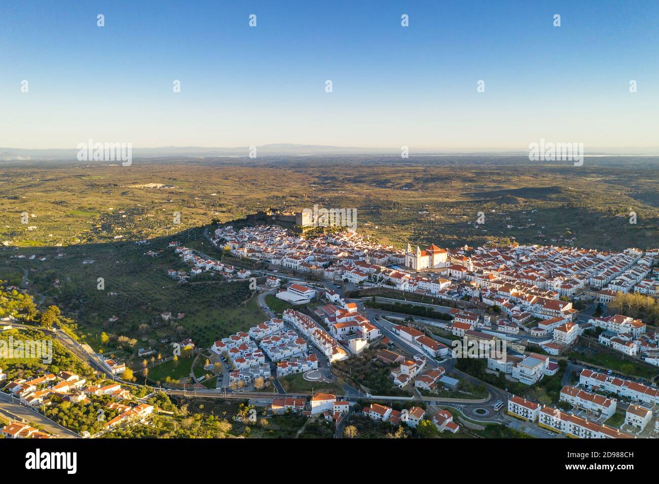 Castelo de Vide Drohne Luftaufnahme in Alentejo, Portugal von der Serra de Sao Mamede Berge Stockfoto