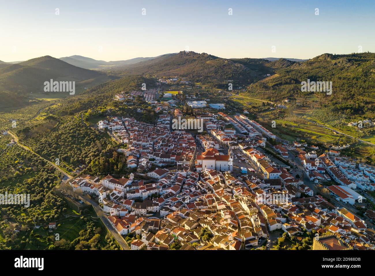 Castelo de Vide Drohne Luftaufnahme in Alentejo, Portugal von der Serra de Sao Mamede Berge Stockfoto