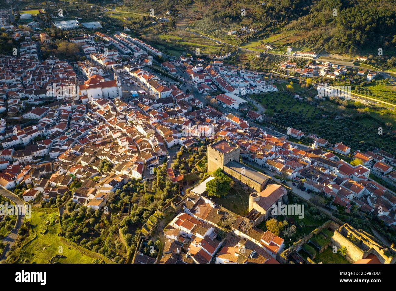 Castelo de Vide Drohne Luftaufnahme in Alentejo, Portugal von der Serra de Sao Mamede Berge Stockfoto