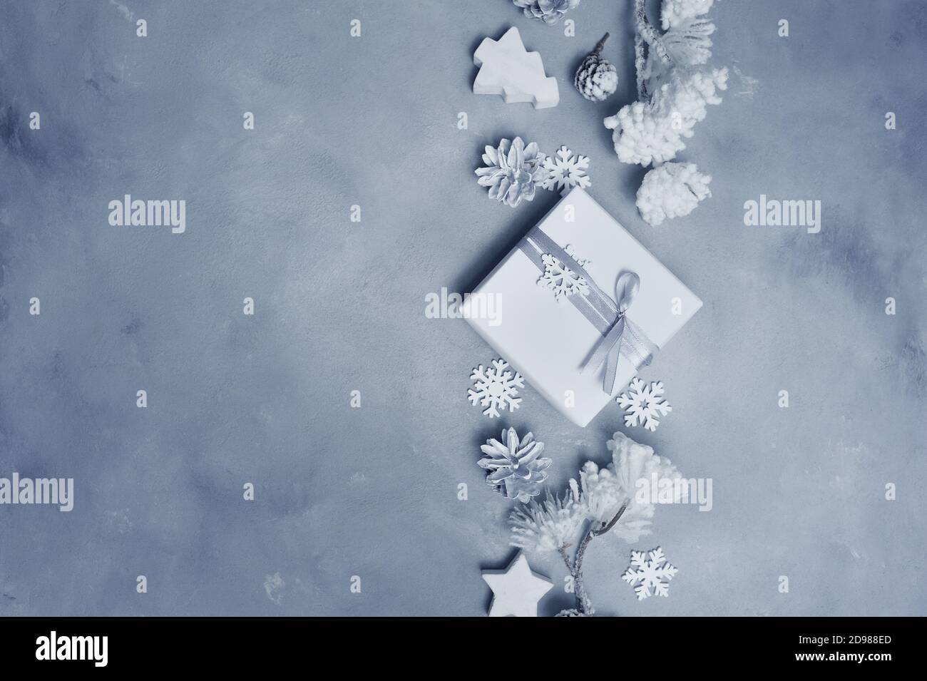 Mockup Weihnachtsrahmen mit Zapfen, Schneeflocke und Holzspielzeug und Geschenkboxen Grenze über grauen abstrakten Hintergrund, mit Platz für Ihren Text Stockfoto