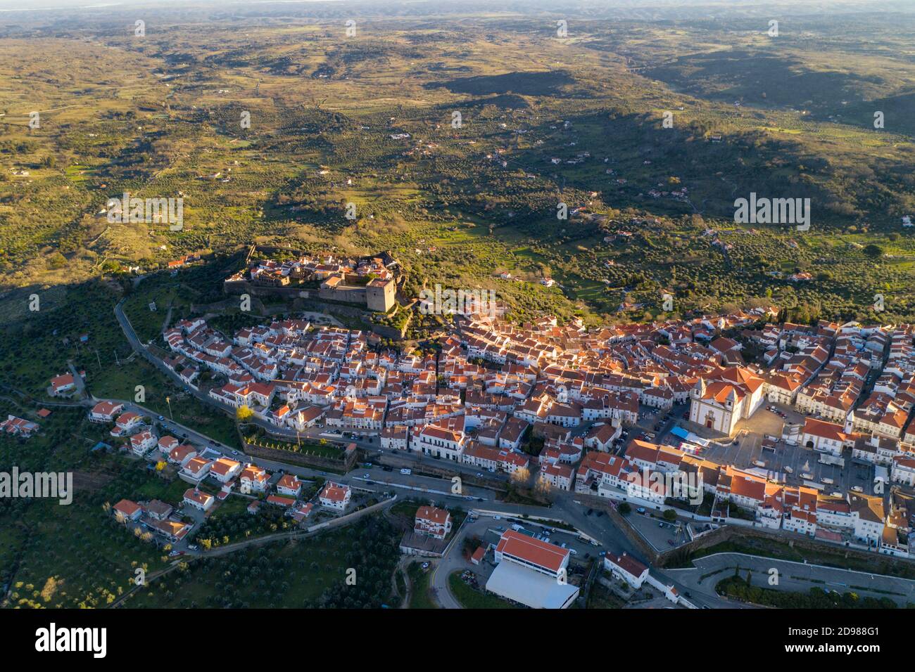 Castelo de Vide Drohne Luftaufnahme in Alentejo, Portugal von der Serra de Sao Mamede Berge Stockfoto