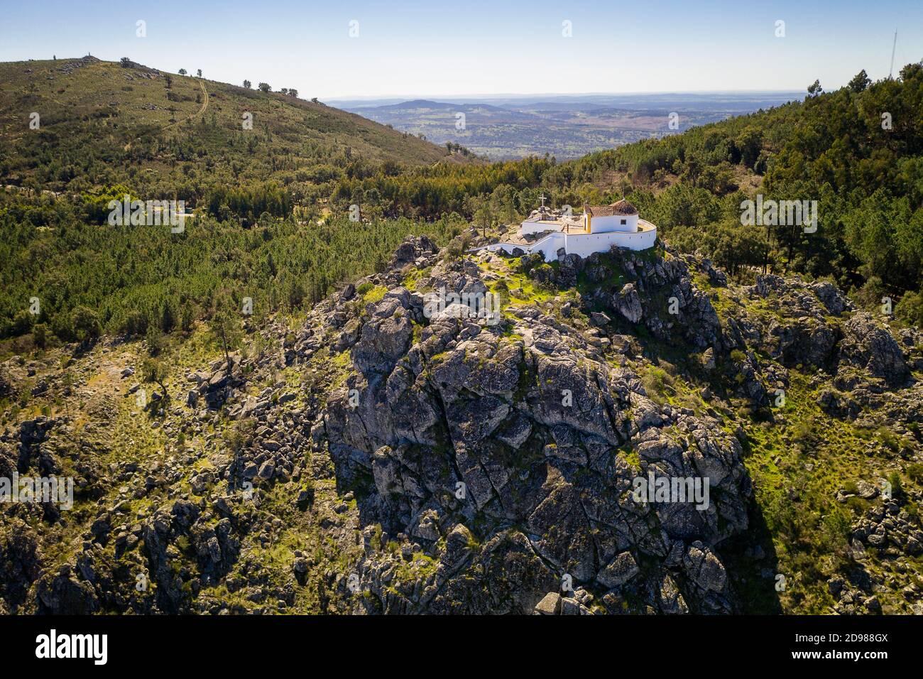 Luftdrohnenaufnahme von Ermida Nossa Senhora da Penha in Serra de Sao Mamede in Castelo de Vide, Portugal Stockfoto