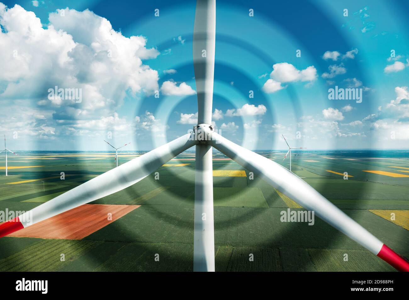 Luftaufnahme von Windkraftanlagen auf modernen Windpark von Drohne pov, digital erweiterte Bild High-Angle-Ansicht von innovativen nachhaltigen Ressourcen technolo Stockfoto