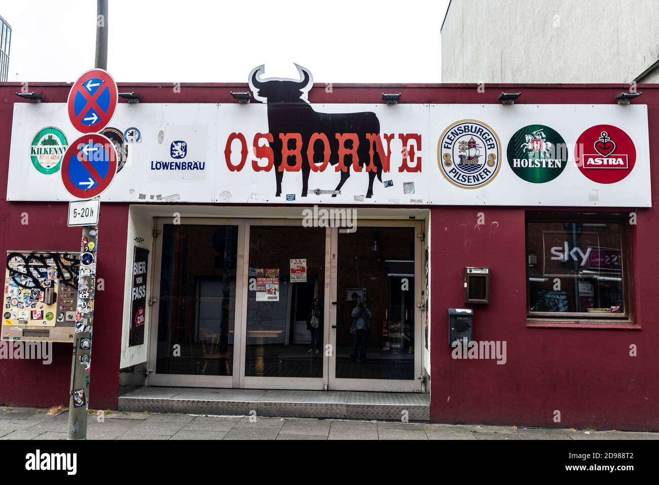Hamburg, 16. August 2019: Osborne Bar mit Bierwerbung in St. Pauli, Hamburg, Deutschland Stockfoto