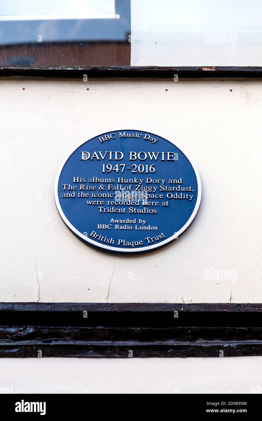 David Bowie blaue Plakette am St. Anne's Court, die den Ort markiert, an dem seine ikonischen Alben in den Trident Studios, Soho, London, Großbritannien aufgenommen wurden Stockfoto