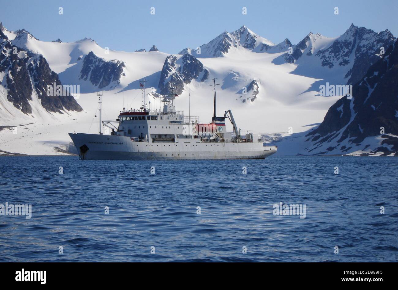 Polar Kreuzfahrtschiff, der russische Eisbrecher Professor Multanovskiy, vor Anker bei einer Insel im Arktischen Ozean, Passagiere besuchen Gletscher, sehen Polarbea. Stockfoto