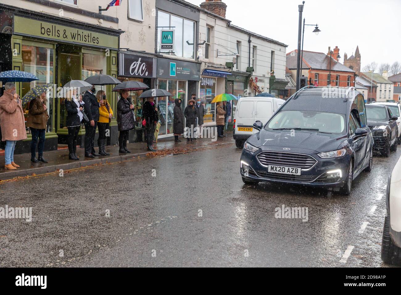 Freunde, Familie und lokale Händler säumen die Straßen, um dem Leichenschauhaus eines lokalen Händlers ihren Respekt zu zollen Stockfoto