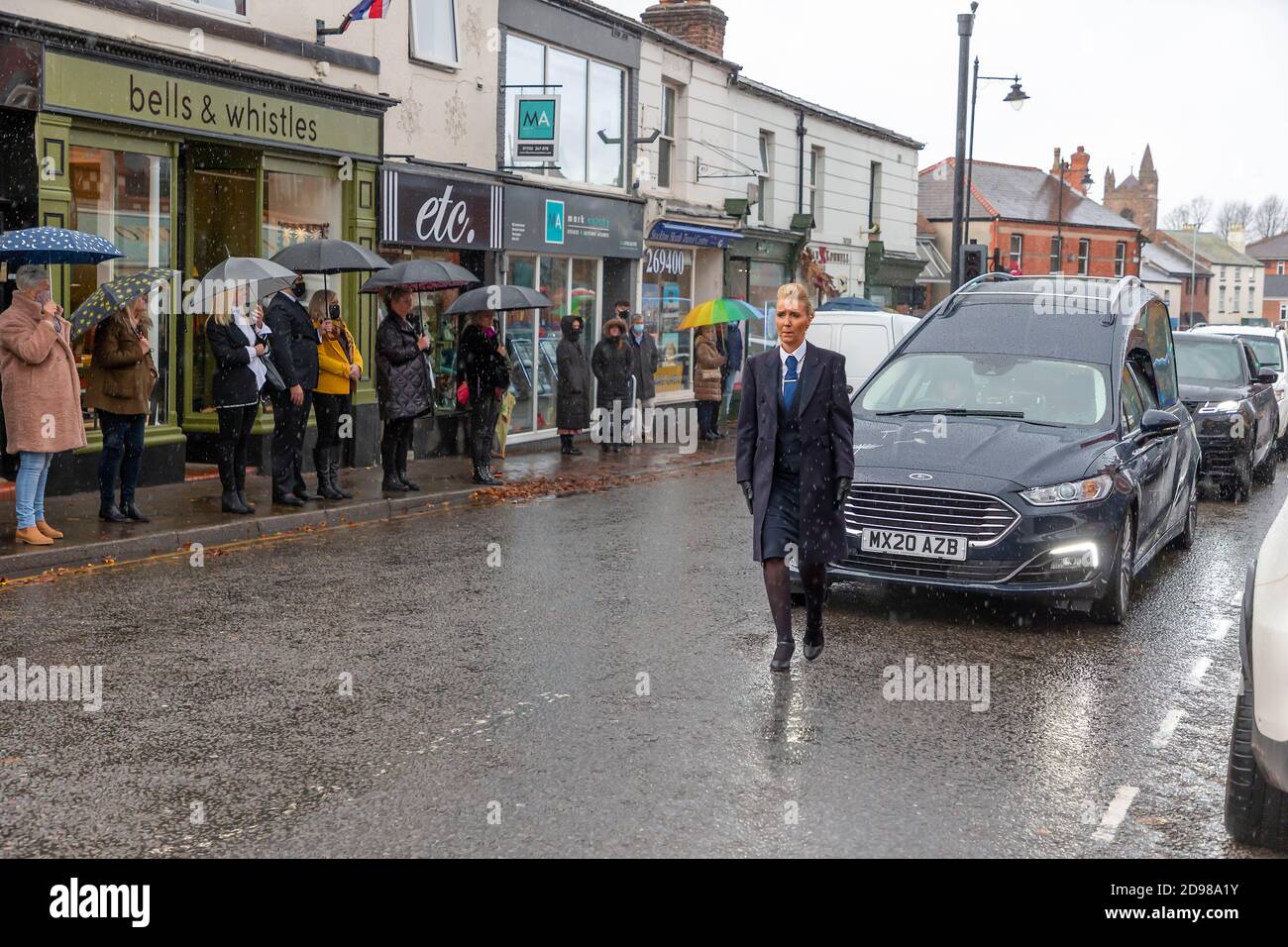 Freunde, Familie und lokale Händler säumen die Straßen, um dem Leichenschauhaus eines lokalen Händlers ihren Respekt zu zollen Stockfoto