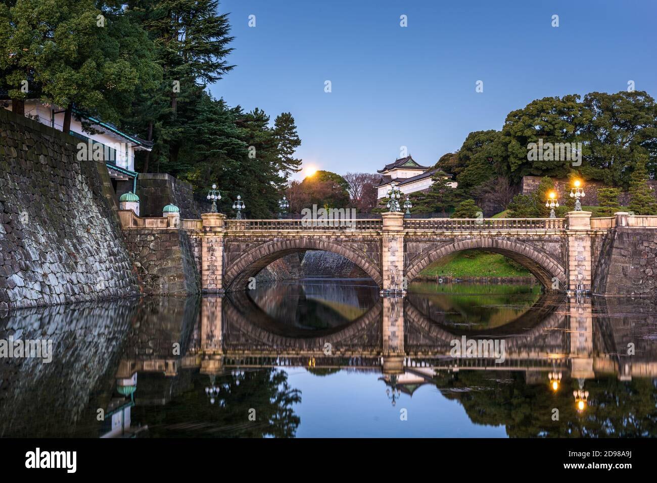 Tokyo, Japan am Kaiserpalast Graben und Brücke in der Nacht. Stockfoto