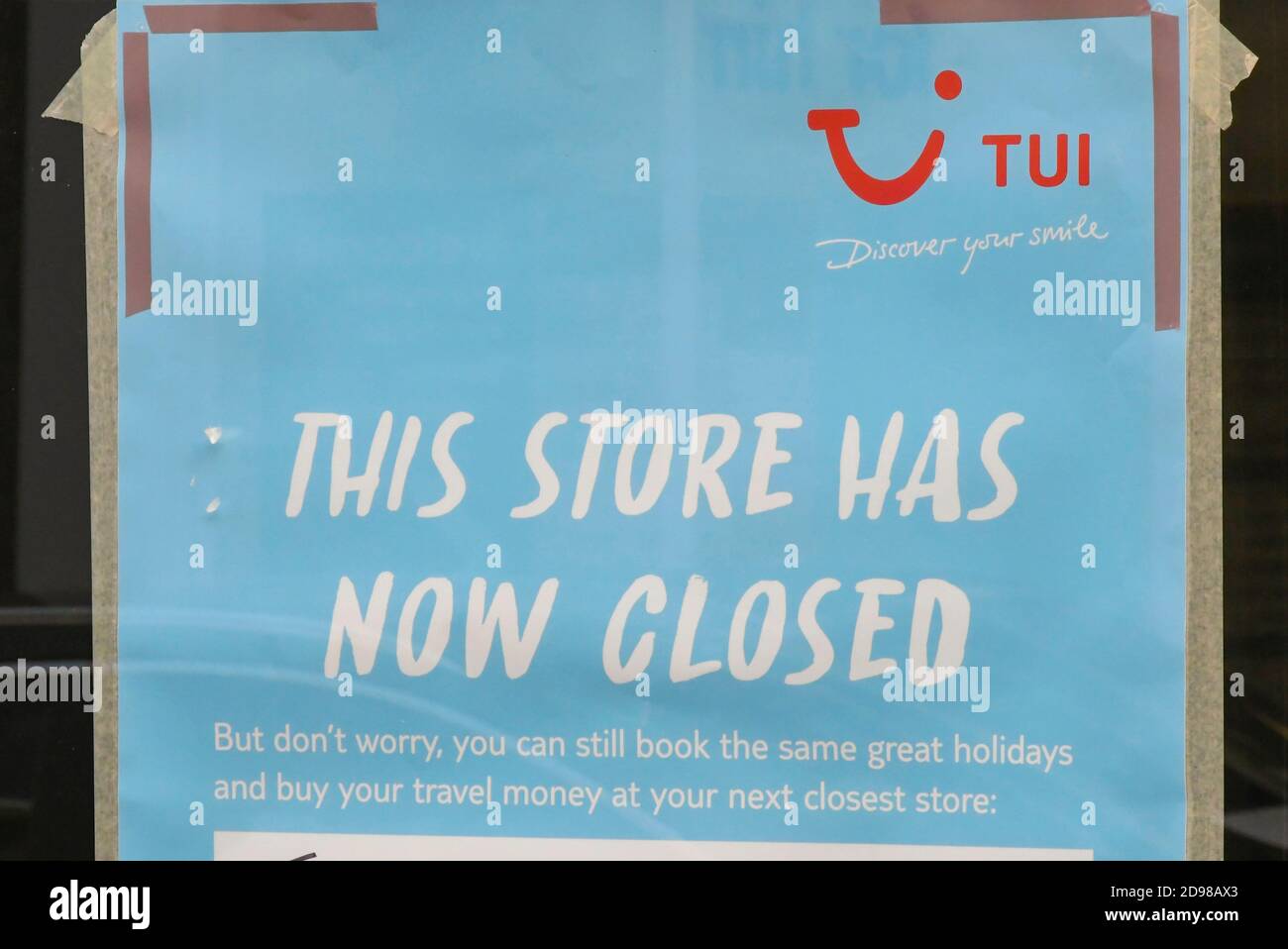 Dorchester, Dorset, Großbritannien. November 2020. Ein geschlossenes Schild im Fenster eines leeren Geschäfts, das ein TUI-Reisebüro in der South Street in Dorchester in Dorset war, das während der Covid-19-Pandemie geschlossen wurde. Bild: Graham Hunt/Alamy Live News Stockfoto