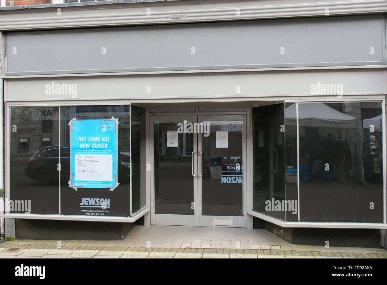 Dorchester, Dorset, Großbritannien. November 2020. Ein geschlossenes Schild im Fenster eines leeren Geschäfts, das ein TUI-Reisebüro in der South Street in Dorchester in Dorset war, das während der Covid-19-Pandemie geschlossen wurde. Bild: Graham Hunt/Alamy Live News Stockfoto