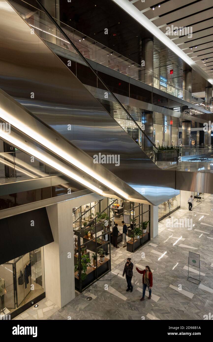 Multi-level Fahrtreppen in Hudson Yards Shopping Complex, New York City, USA Stockfoto