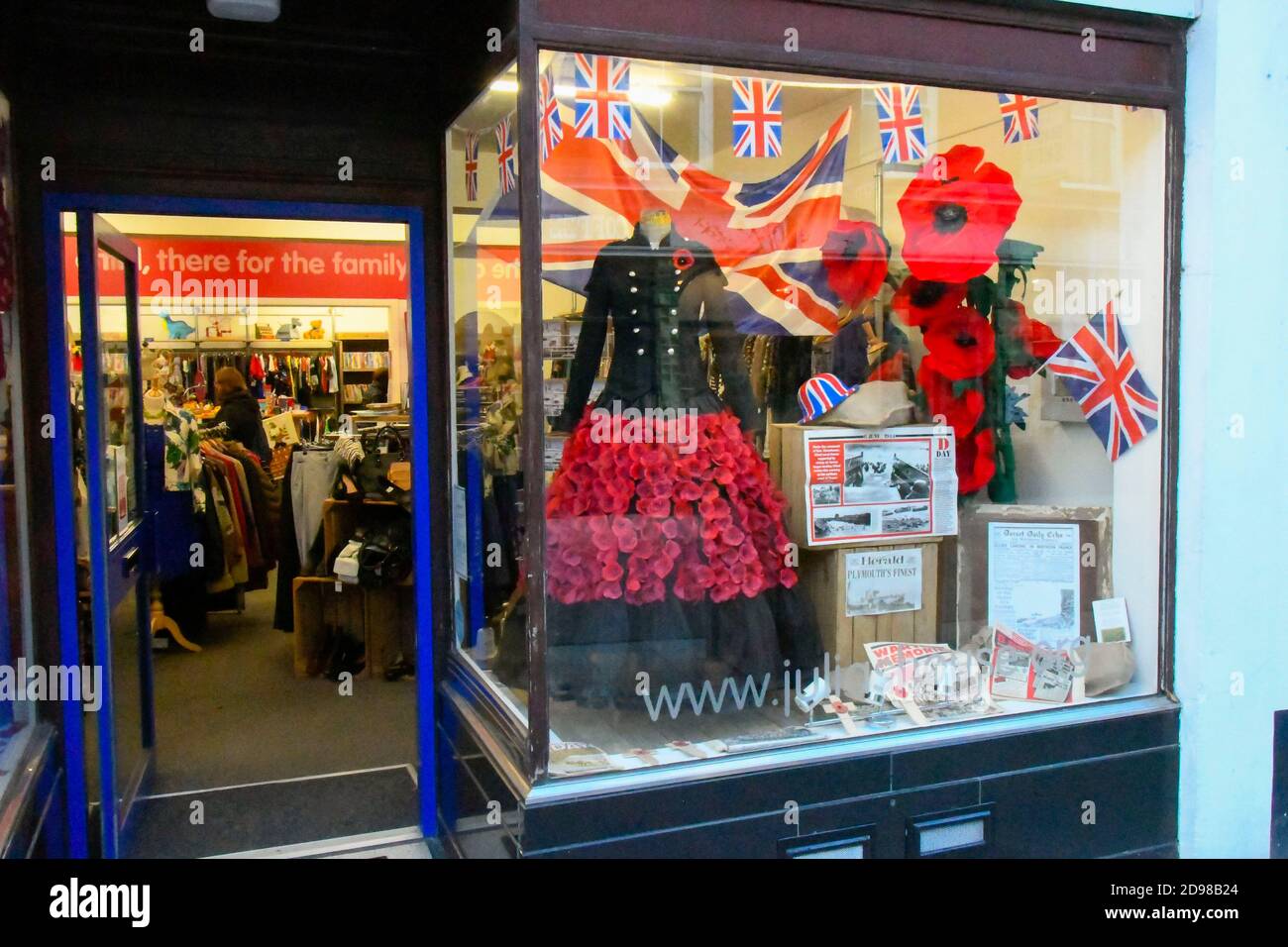 Dorchester, Dorset, Großbritannien. November 2020. Julias House Charity Shop in der South Street in Dorchester in Dorset, das eine Erinnerungsmesse im Schaufenster hat, bevor es für die Covid-19-Sperre am Donnerstag schließen muss. Bild: Graham Hunt/Alamy Live News Stockfoto