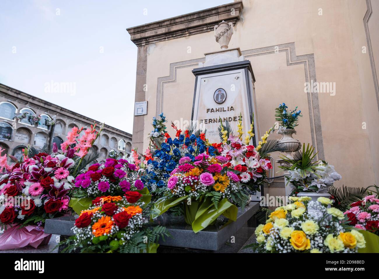 Barcelona, Spanien. 02.11.2020. Tradition der Allerheiligen auf dem Friedhof Poblenou. Stockfoto