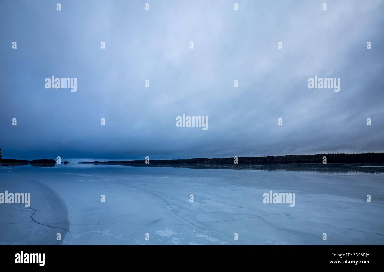 Wasser bedeckt schneefreies Eis am See Iisvesi im Winter, Finnland Stockfoto